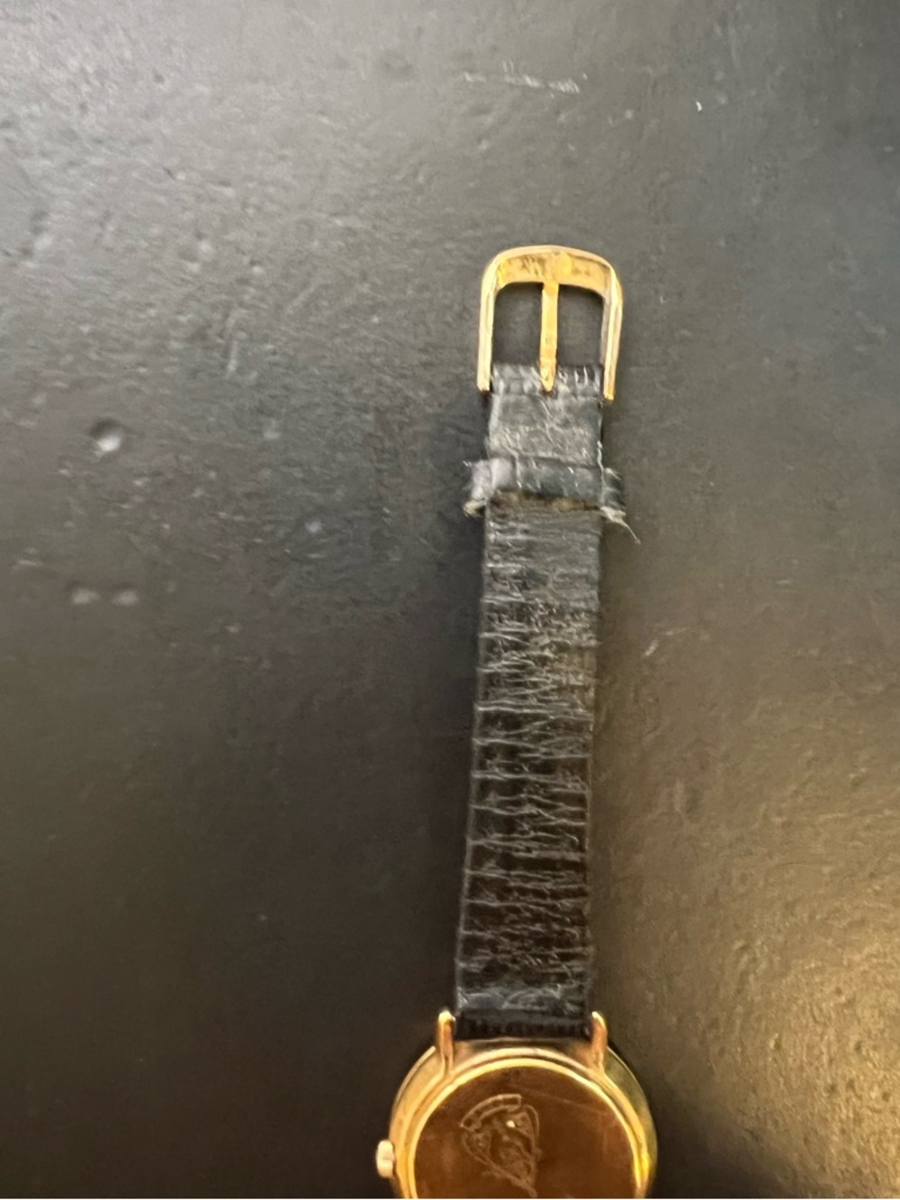 Vintage Gold Gucci 3001M Wristwatch Featuring Engraved Roman Numeral Bezel - Picture 8 of 12